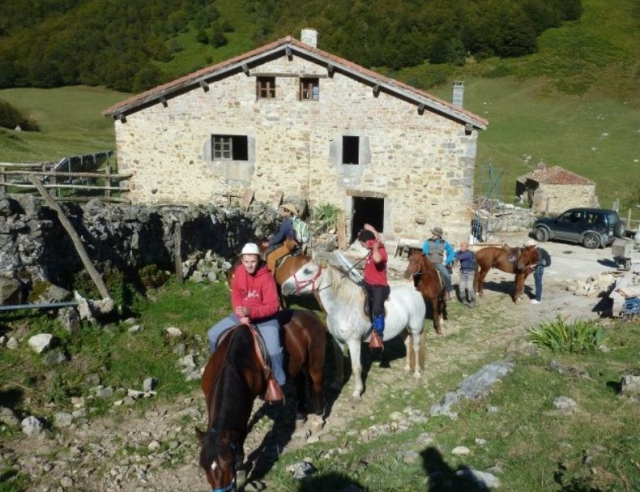 Saliendo de la finca a caballo